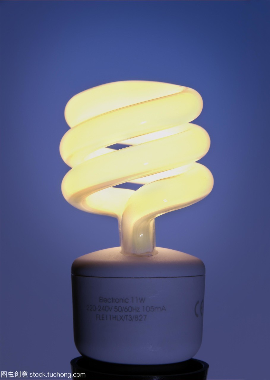 節(jié)能燈泡。這種緊湊型熒光燈泡由含有惰性氣體和汞蒸氣的含磷玻璃管組成。當(dāng)電流通過管道時,汞氣體會被激發(fā),并導(dǎo)致磷發(fā)光。普通的燈絲白熾燈只有10%的能量是光,其余的是熱量。緊湊型熒光燈比燈絲產(chǎn)生的熱量要少得多,因此更多的電能轉(zhuǎn)化為光,提高了效率。